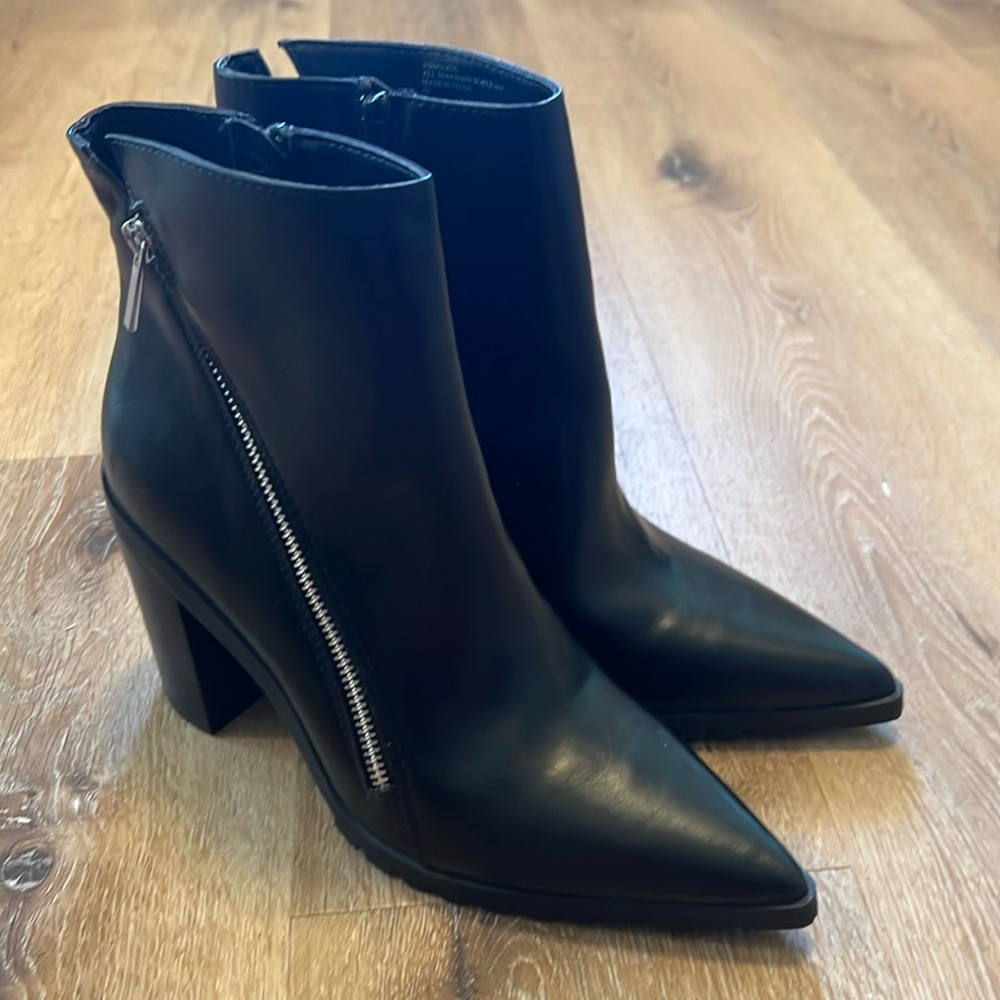 Charles David Booties Size 8.5 Great Condition Side Zipper